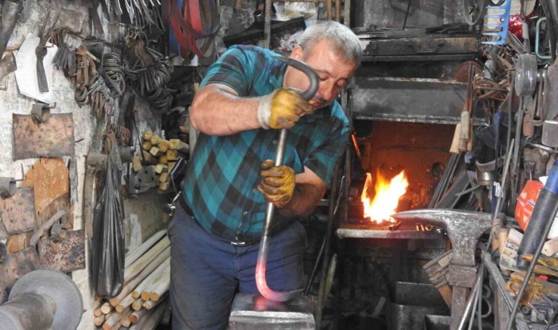 Kilis’te 28 yıldır sıcak demircilik yapan Mehmet Kemal Etçi, 40