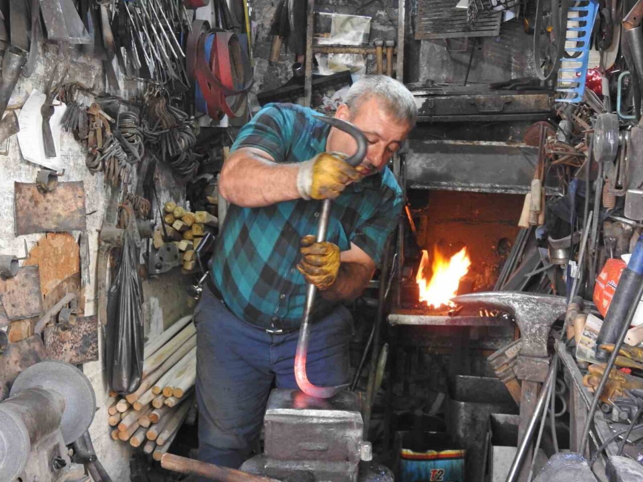 Kilis’te 28 yıldır sıcak demircilik yapan Mehmet Kemal Etçi, 40