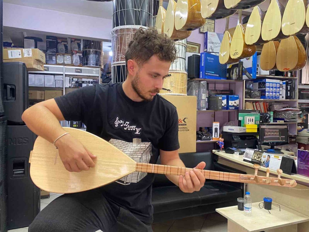 Eskişehir’de enstrüman satışı yapan Enes Sülümen, dut, ardıç, kestane ve