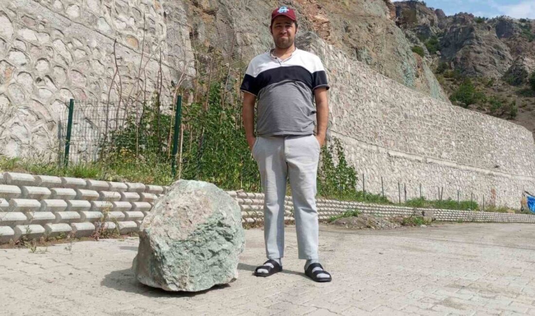 Artvin’in Yusufeli ilçesine bağlı Tekkale köyünde, sağanak yağış sonrası yamaçtan