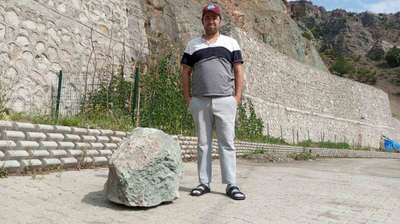 Artvin’in Yusufeli ilçesine bağlı Tekkale köyünde, sağanak yağış sonrası yamaçtan