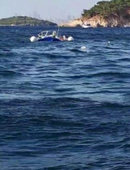 Heybeliada açıklarında bir tekneye motoryat çarptı. Çarpmanın etkisiyle tekne su