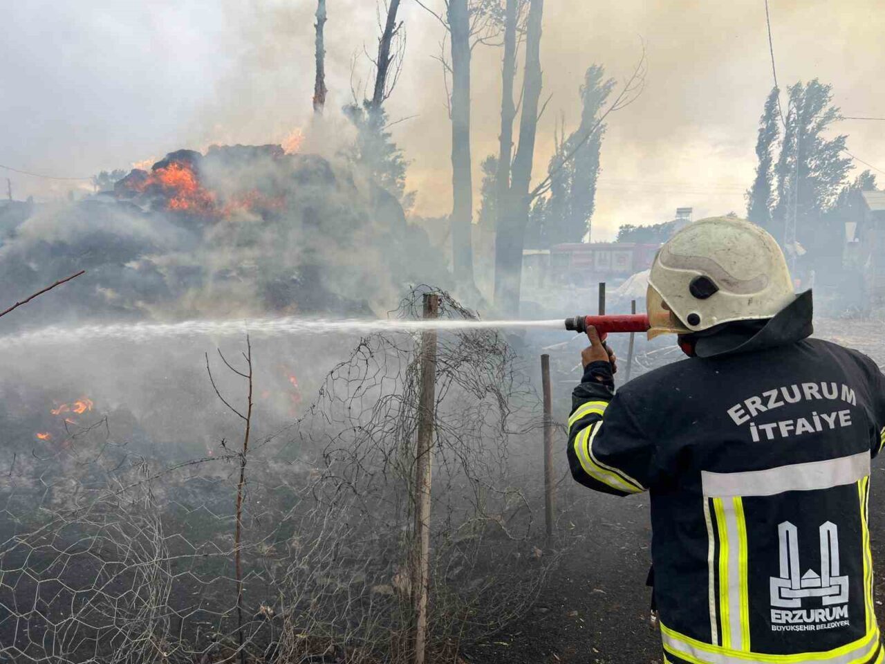 Erzurum’un Hınıs ilçesinde çıkan ot yangını, ekiplerin zamanında müdahalesiyle söndürüldü.