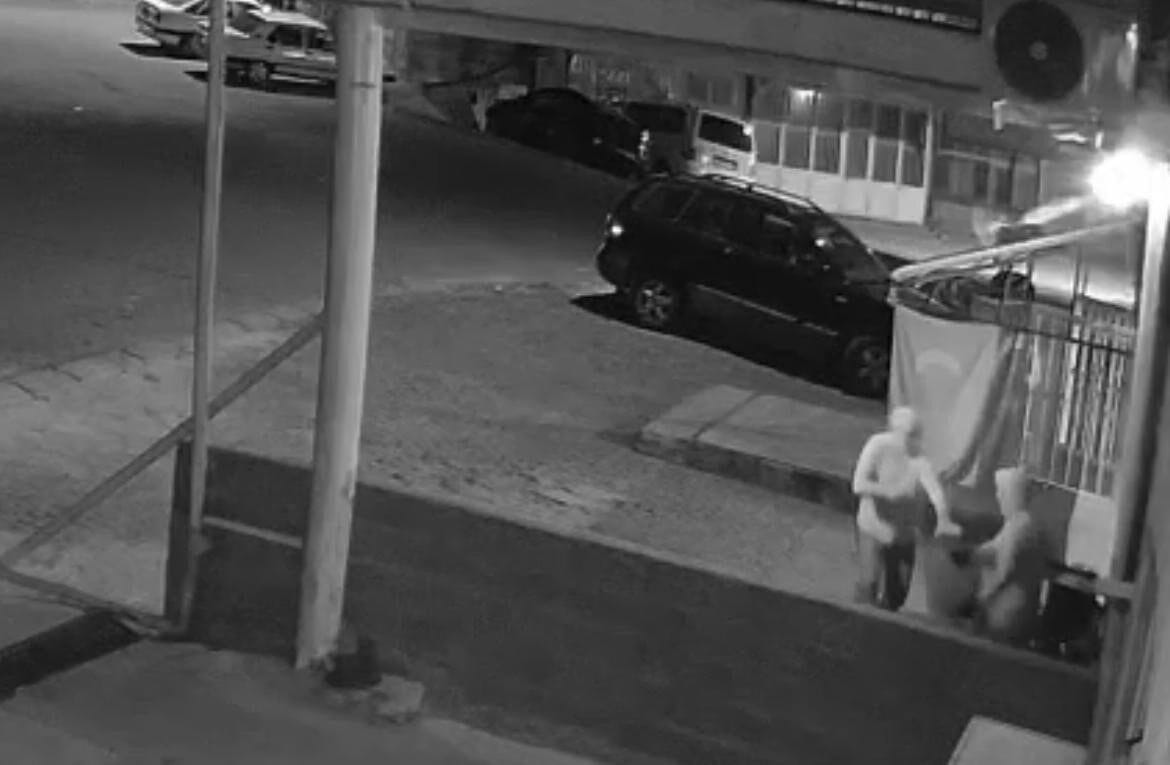 Nevşehir’de bir kişi hırsızlık için gittiği dükkanda önce güvenlik kameralarına,