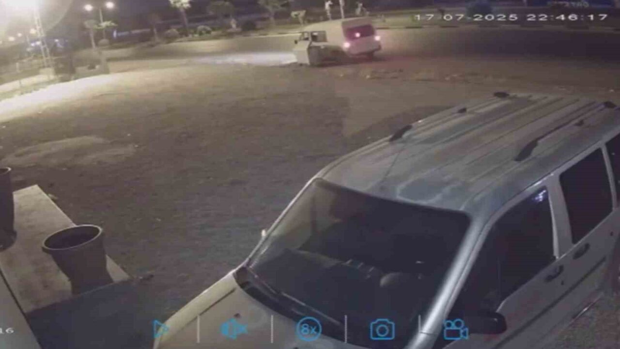 Hatay’ın Kırıkhan ilçesine araçla gelen 2 şahsın, yol kenarındaki çöp