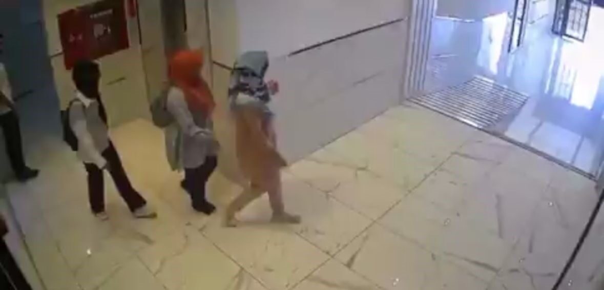 Gaziantep’in Şehitkamil ilçesine bağlı Fıstıklık Mahallesi’nde bir apartmanda tanınmamak için