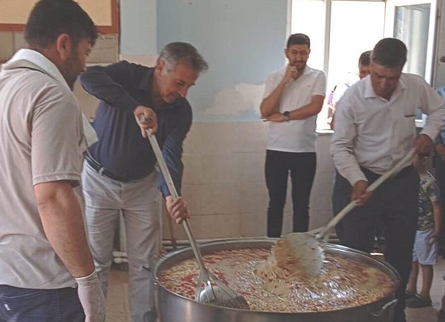 Kütahya’nın Hisarcık ilçesi Kutluhallar köyünde 2 bin 500 kişilik aşure