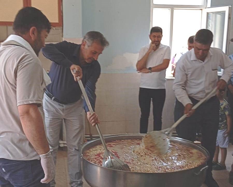 Kütahya’nın Hisarcık ilçesi Kutluhallar köyünde 2 bin 500 kişilik aşure