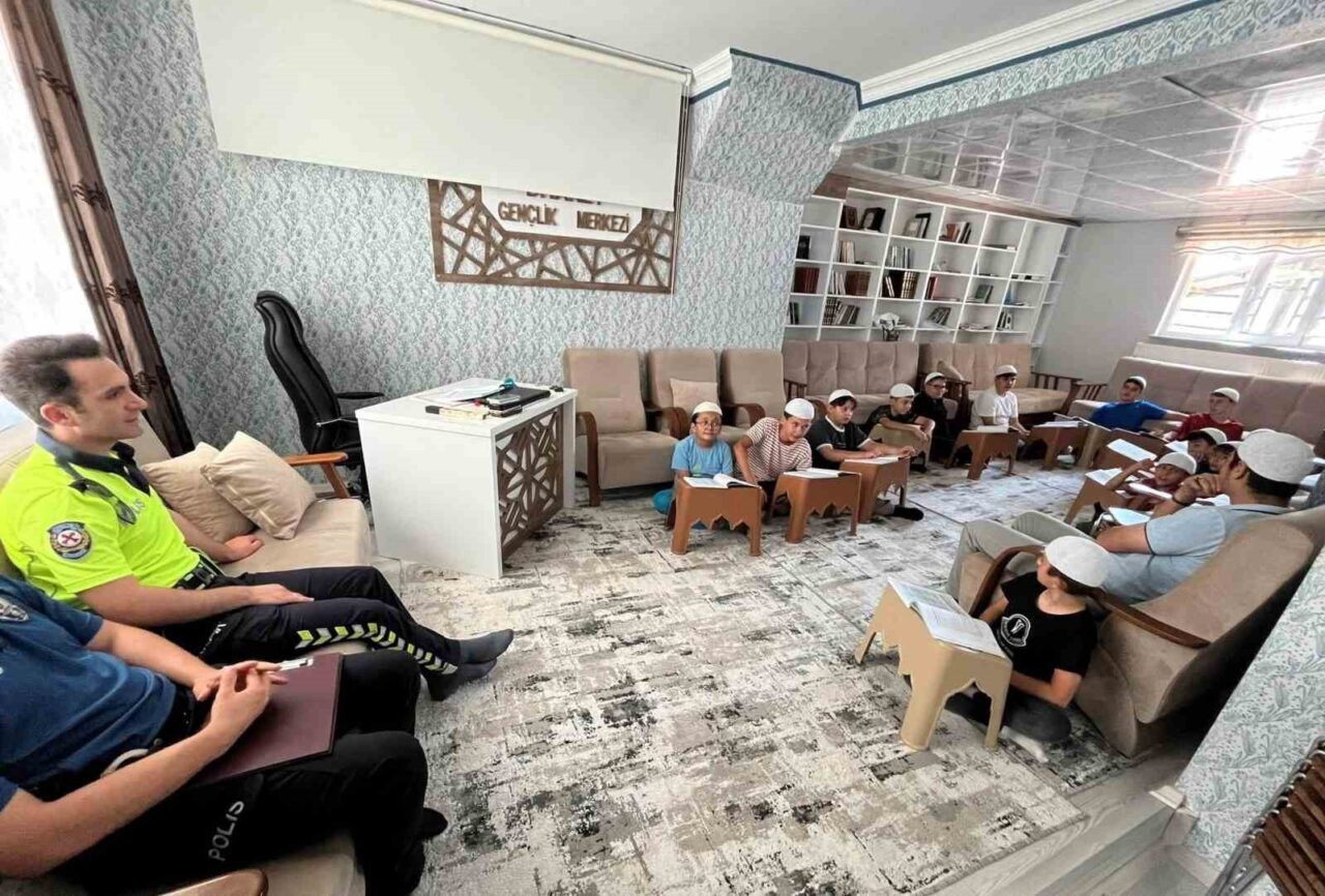 Hisarcık Müftülüğü Gençlik Merkezinde eğitim gören Yaz Kur’an Kursu öğrencilerine