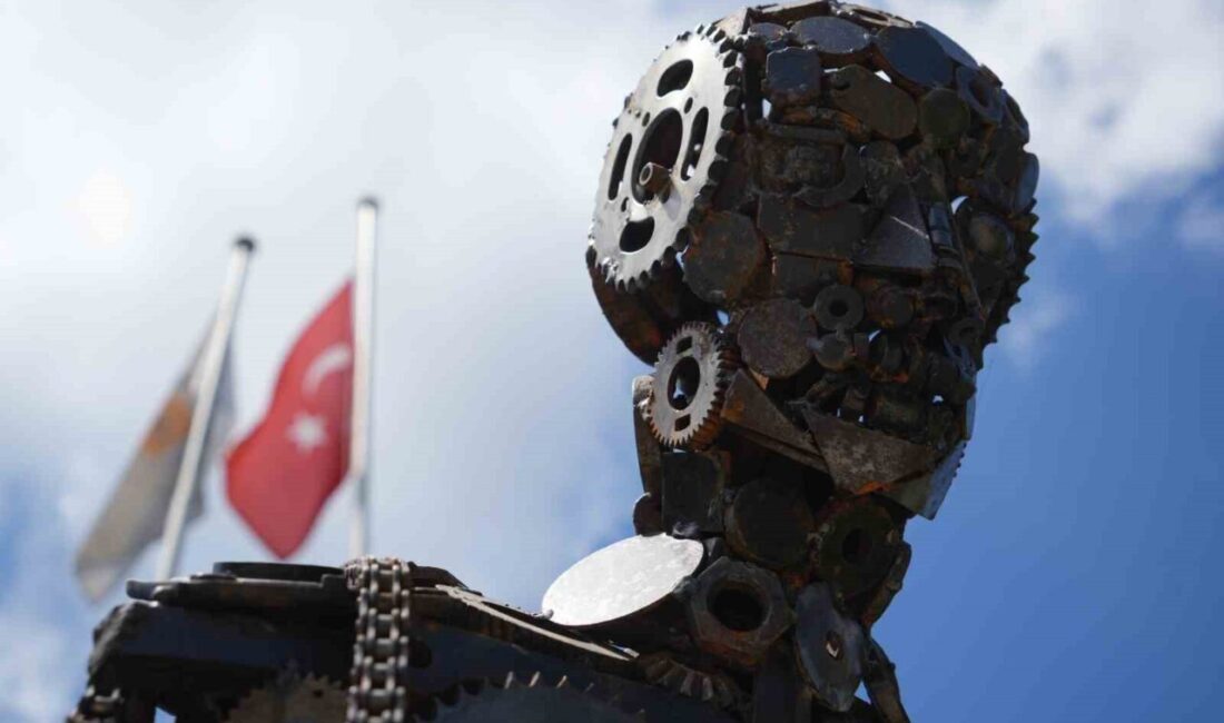 Samsun’da geri dönüştürülmüş metal malzemelerden yapılan devasa heykeller, hem estetik