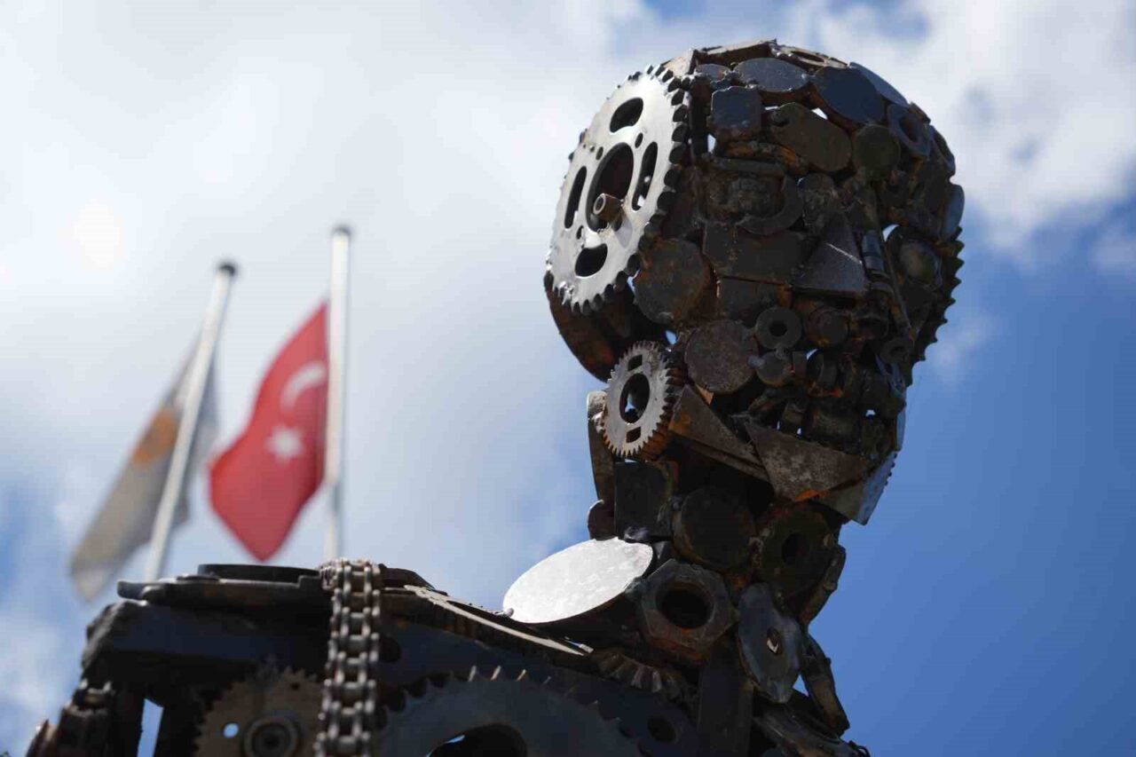 Samsun’da geri dönüştürülmüş metal malzemelerden yapılan devasa heykeller, hem estetik