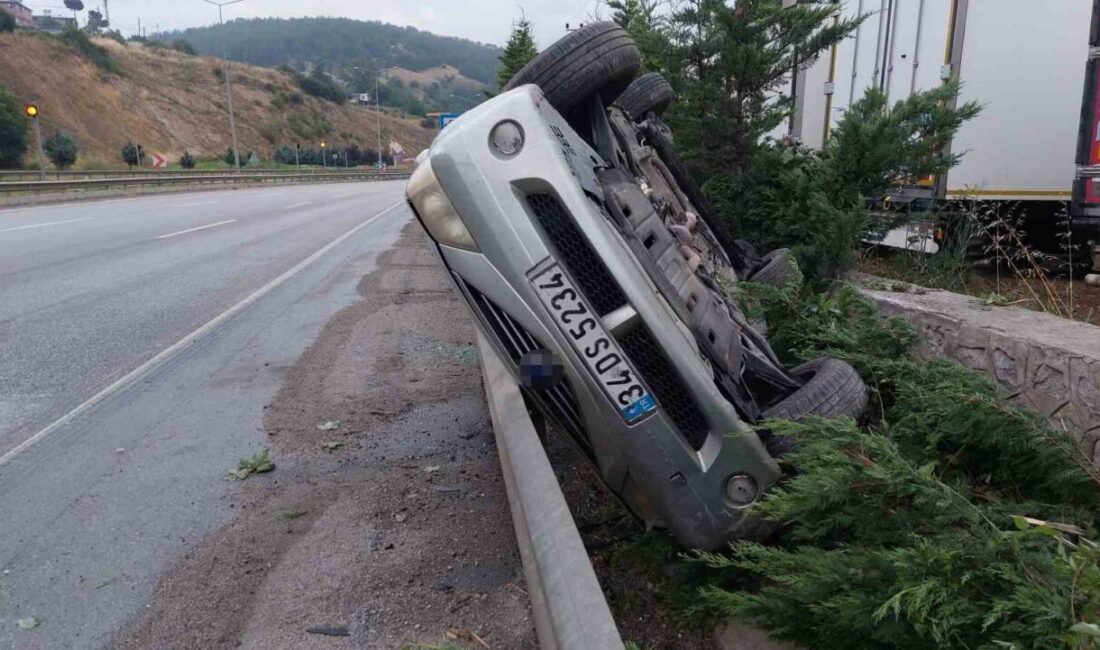 Samsun’da yoldan çıkarak bariyere çarpıp hurdaya dönen araçta bulunan 3’ü