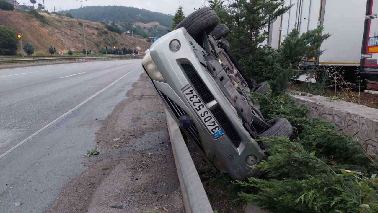 Samsun’da yoldan çıkarak bariyere çarpıp hurdaya dönen araçta bulunan 3’ü