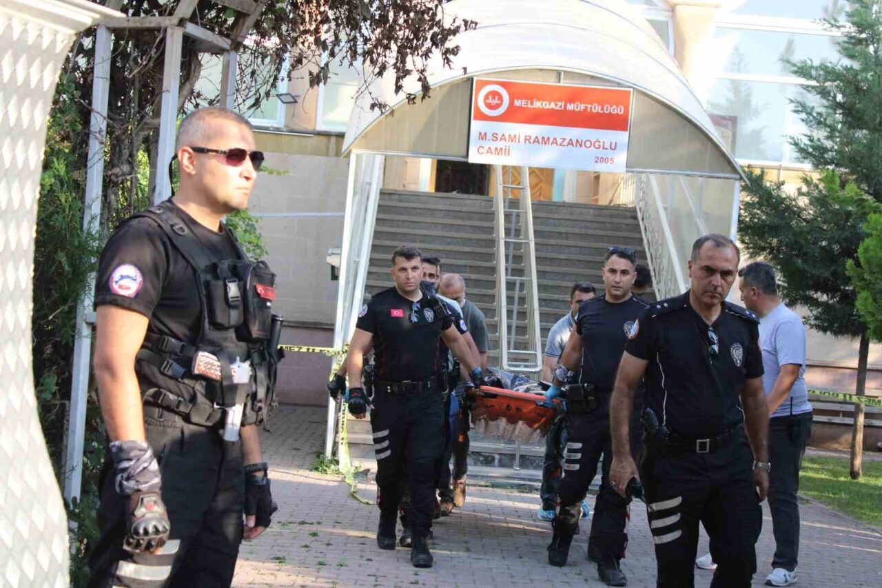 Kayseri’nin Melikgazi ilçesinde bir şahıs, husumetli olduğu kişiyi camide namaz