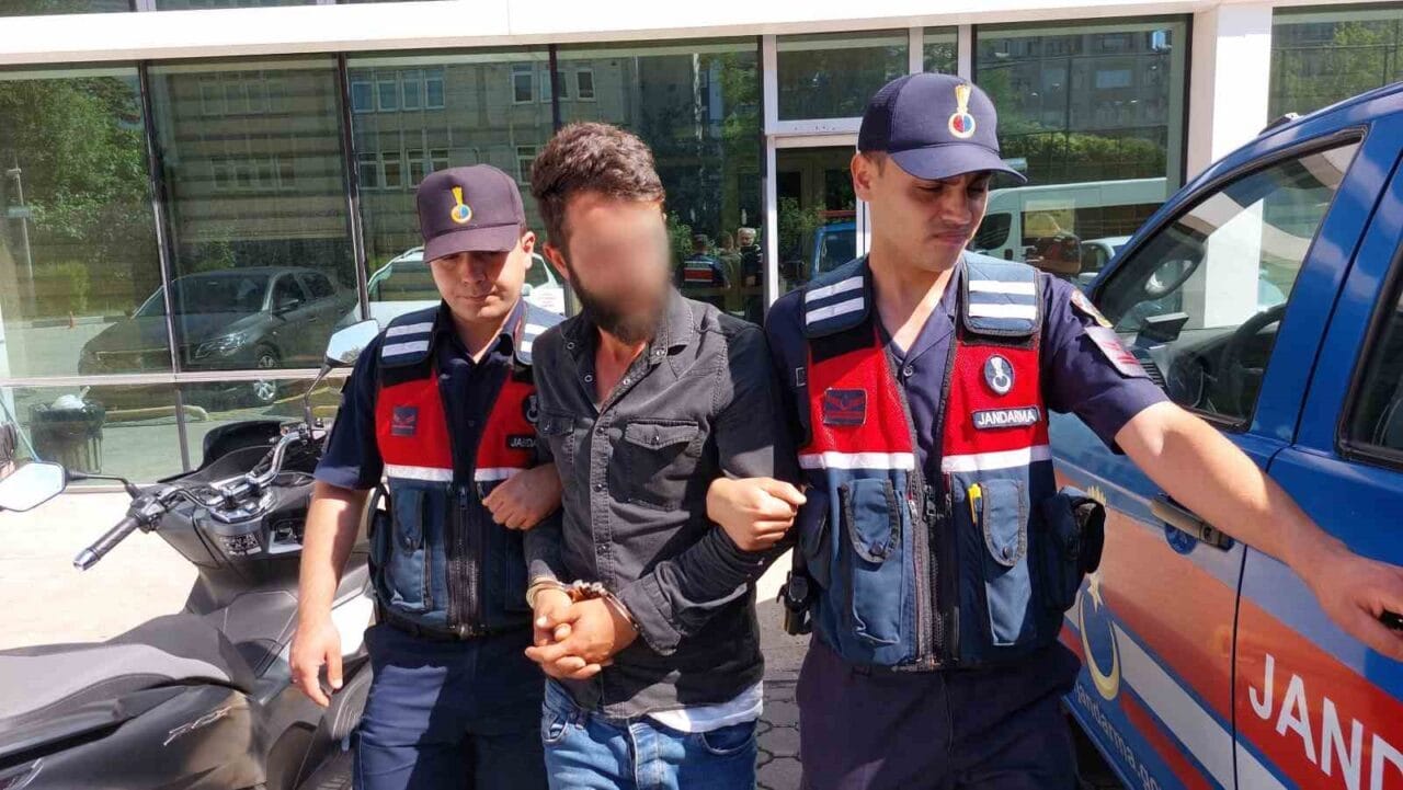 Samsun’da bir kişi, aralarında husumet bulunan şahsı silahla vurmak isterken