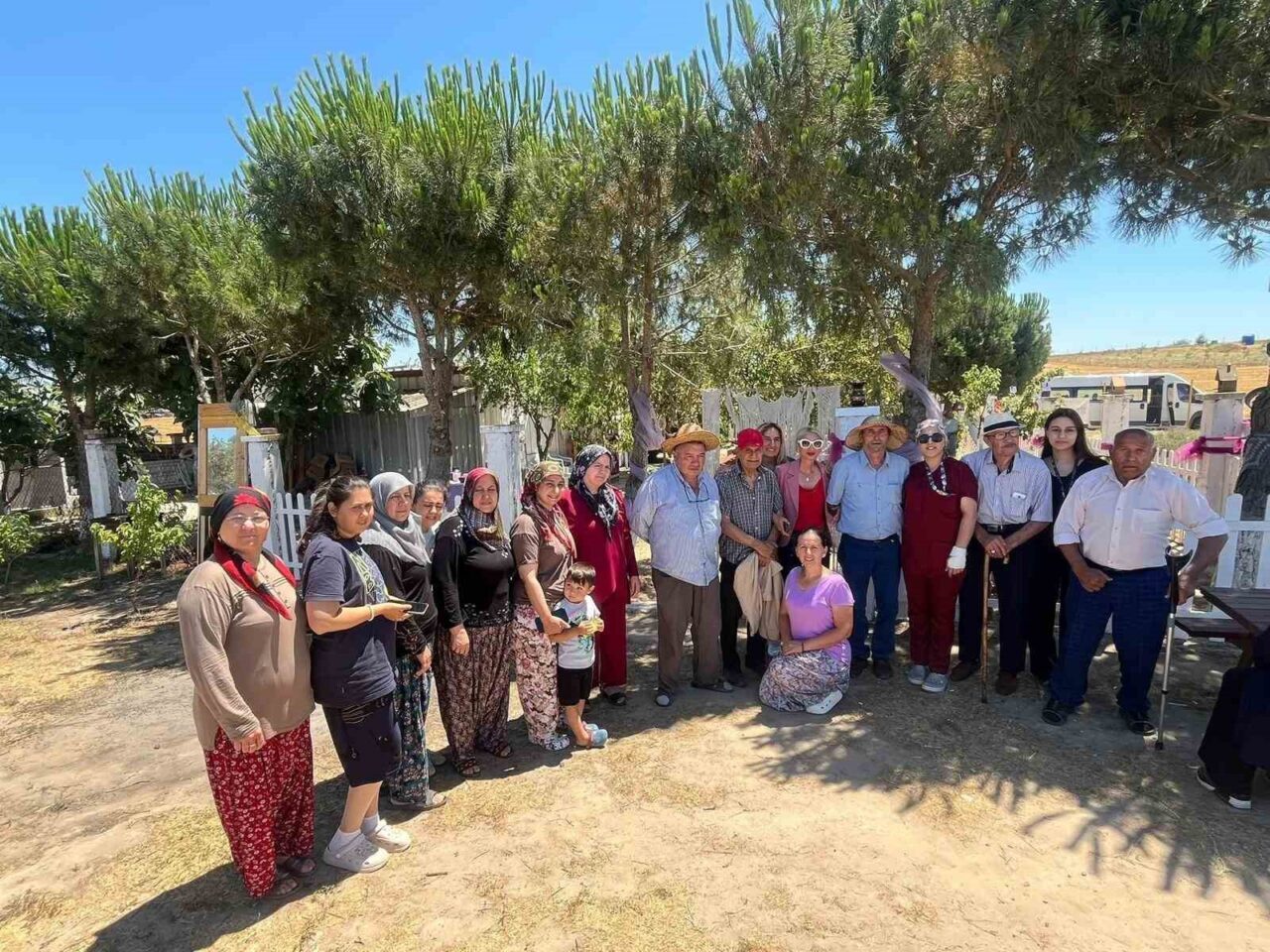 Tekirdağ’ın Çerkezköy ilçesinde bir dernek iş birliğinde huzurevi sakinleri, lavanta