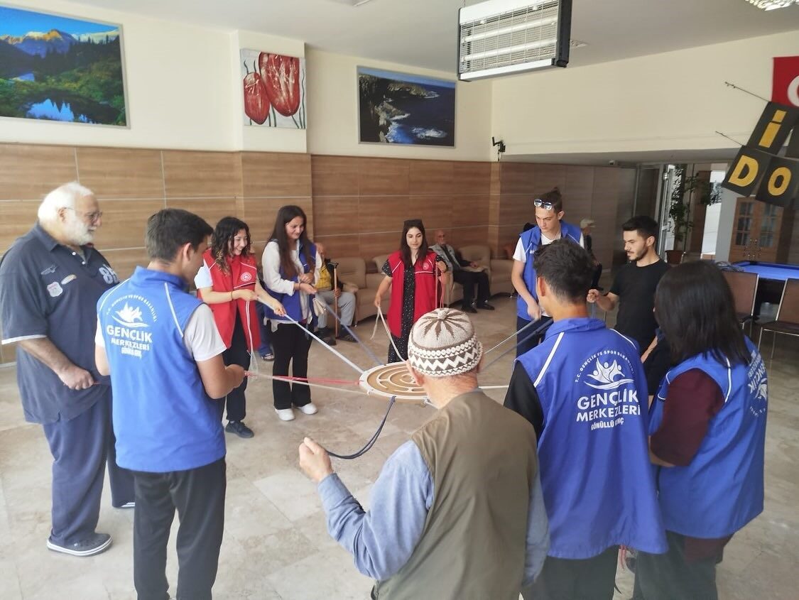 Afyonkarahisar Sandıklı Gençlik Merkezi iş birliğiyle Hüseyin Develi Huzurevi’nde anlamlı