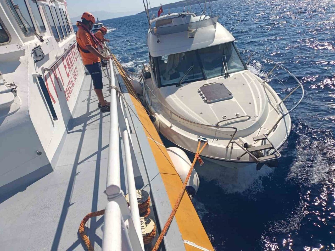 Muğla’nın Bodrum ilçesi açıklarında içerisinde 9 kişi bulunan teknenin su