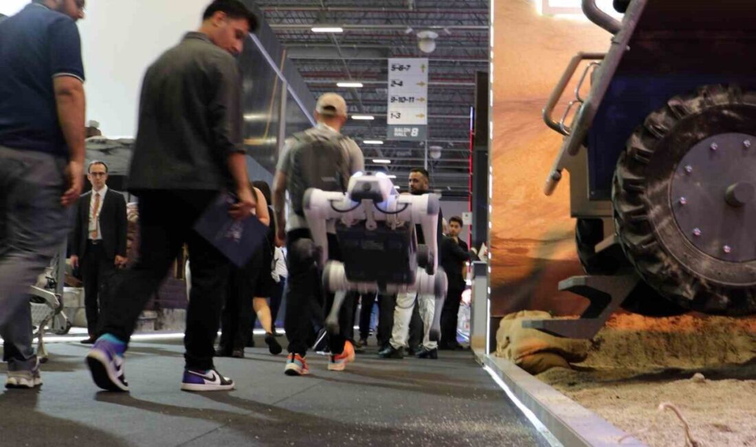 IDEF’te sergilenen dört ayaklı insansız kara aracı olan robot köpekler,