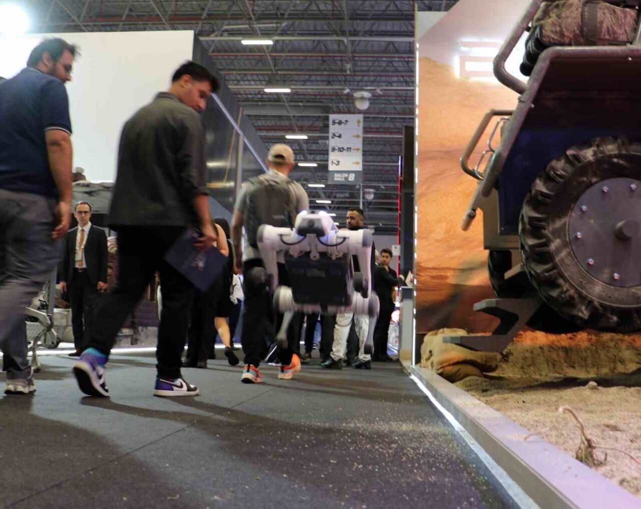 IDEF’te sergilenen dört ayaklı insansız kara aracı olan robot köpekler,