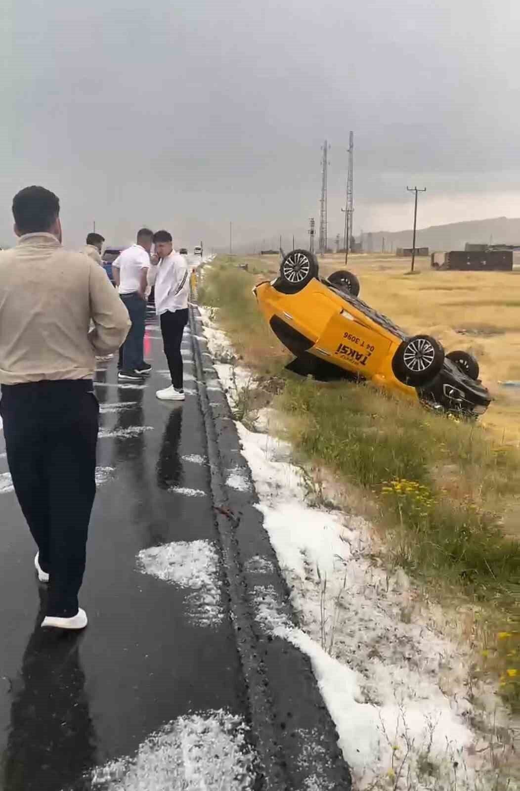 Iğdır ile Doğubayazıt arasında etkili olan dolu yağışı, trafik kazasına