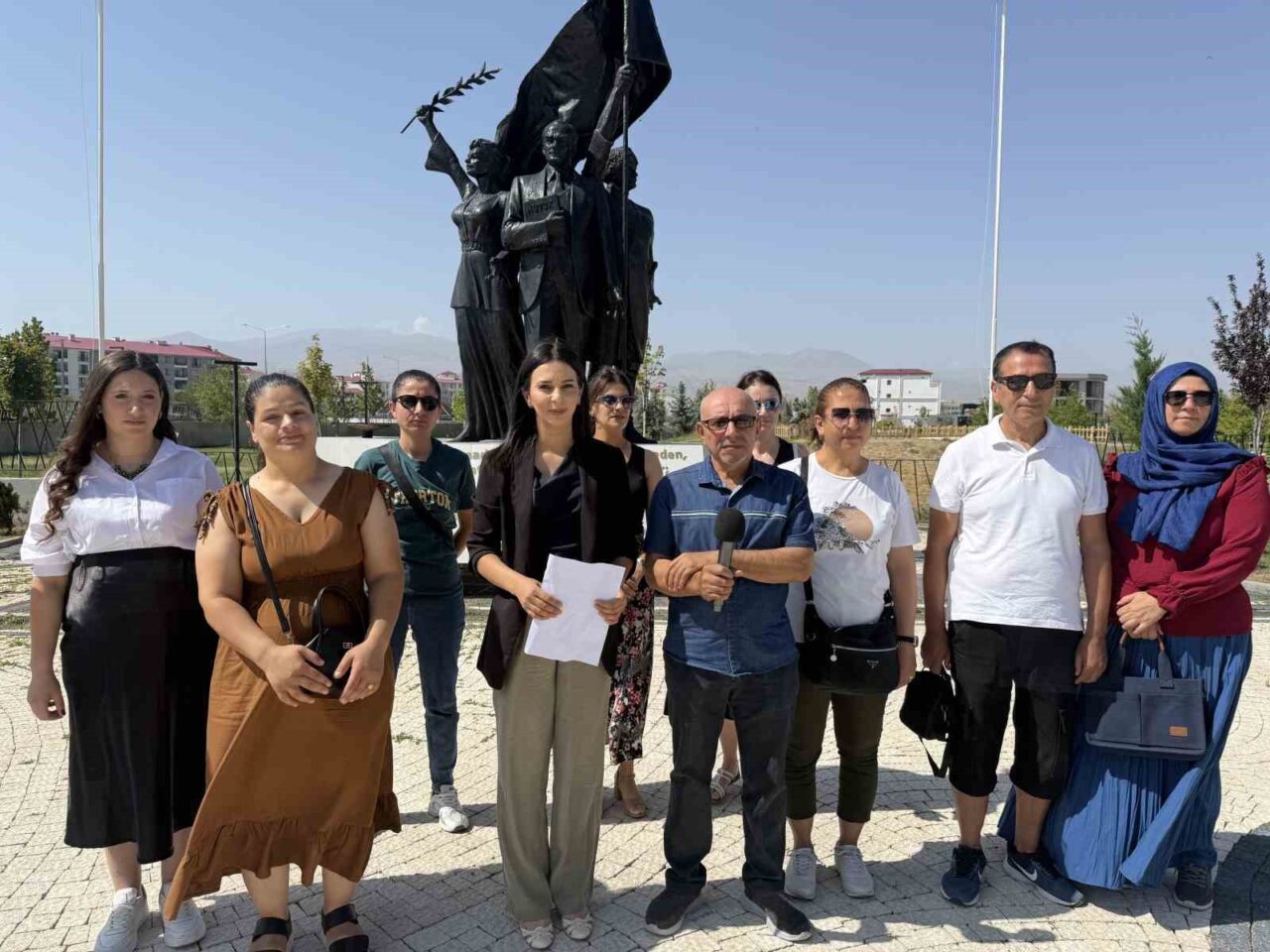 Yıllardır Iğdır’ın kültürel zenginliklerini sahnelere taşıyan halk oyunları ekipleri, emeklerinin