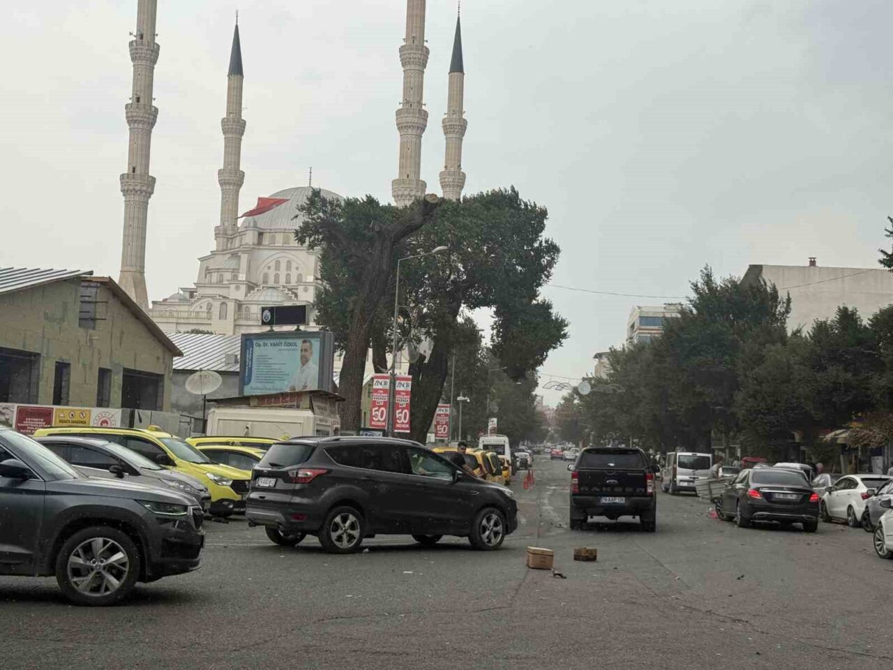 Iğdır’da öğle saatlerinden itibaren etkili olan şiddetli fırtına, hayatı olumsuz