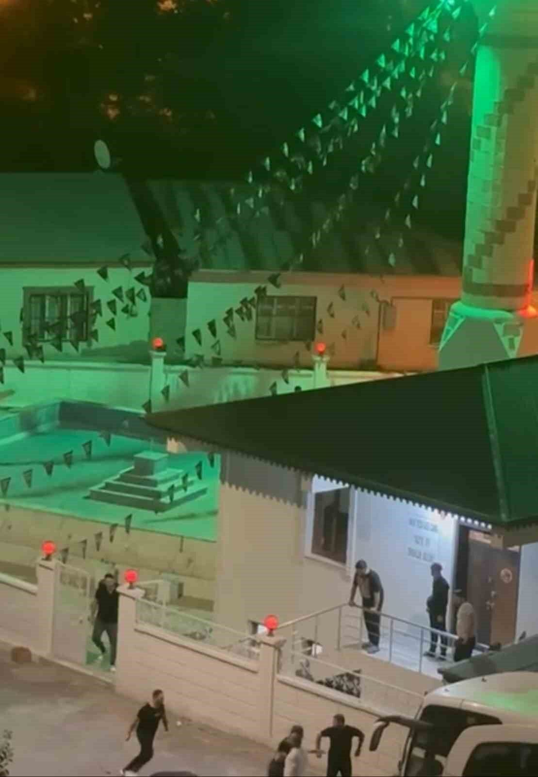 Iğdır’ın Topçular Mahallesi’nde bulunan Sürmeli Camisi’nde gece saatlerinde gergin anlar