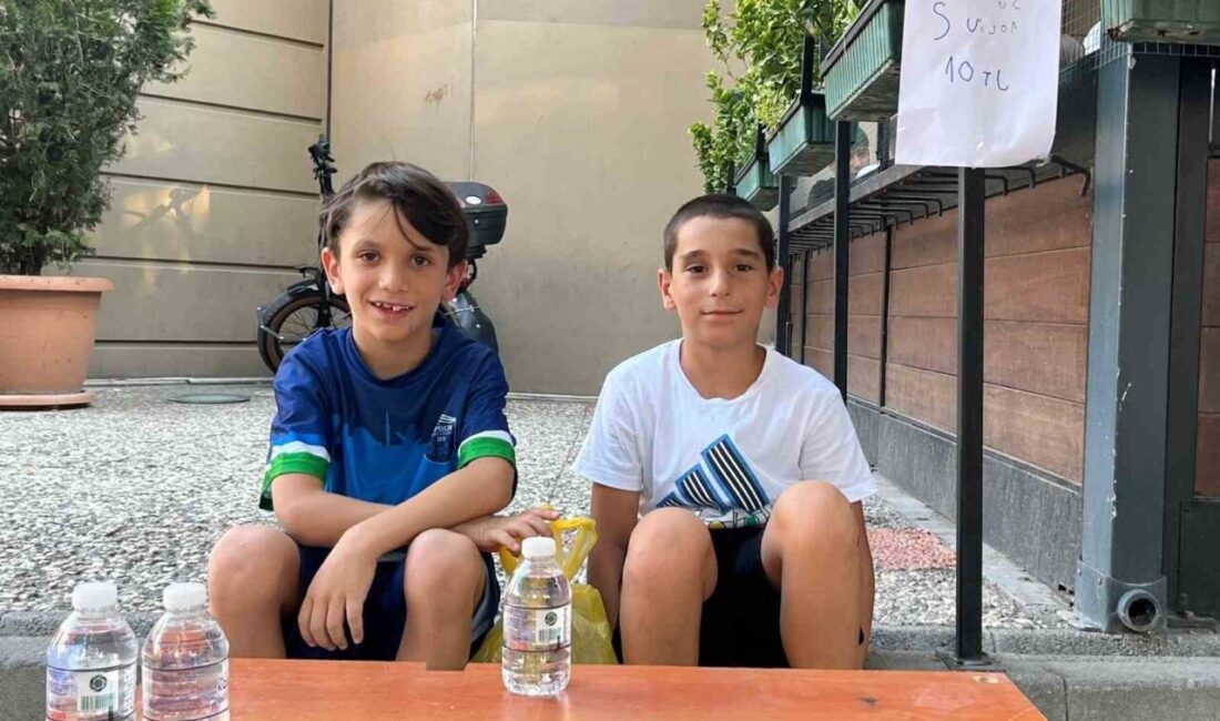 Eskişehir’de oyuncak almak isteyen iki çocuk yaz tatilinde su satarak