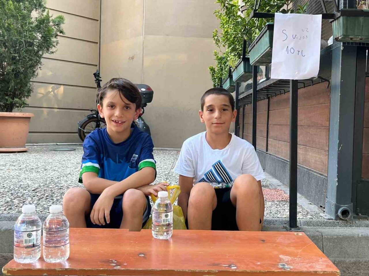 Eskişehir’de oyuncak almak isteyen iki çocuk yaz tatilinde su satarak