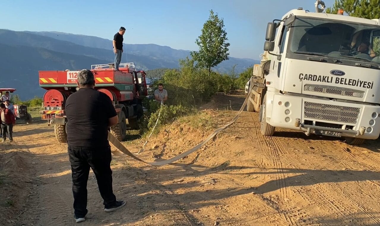 Kastamonu-Çankırı sınırında bulunan ormanlık alanda çıkan yangında ekiplerin müdahalesi 3,5