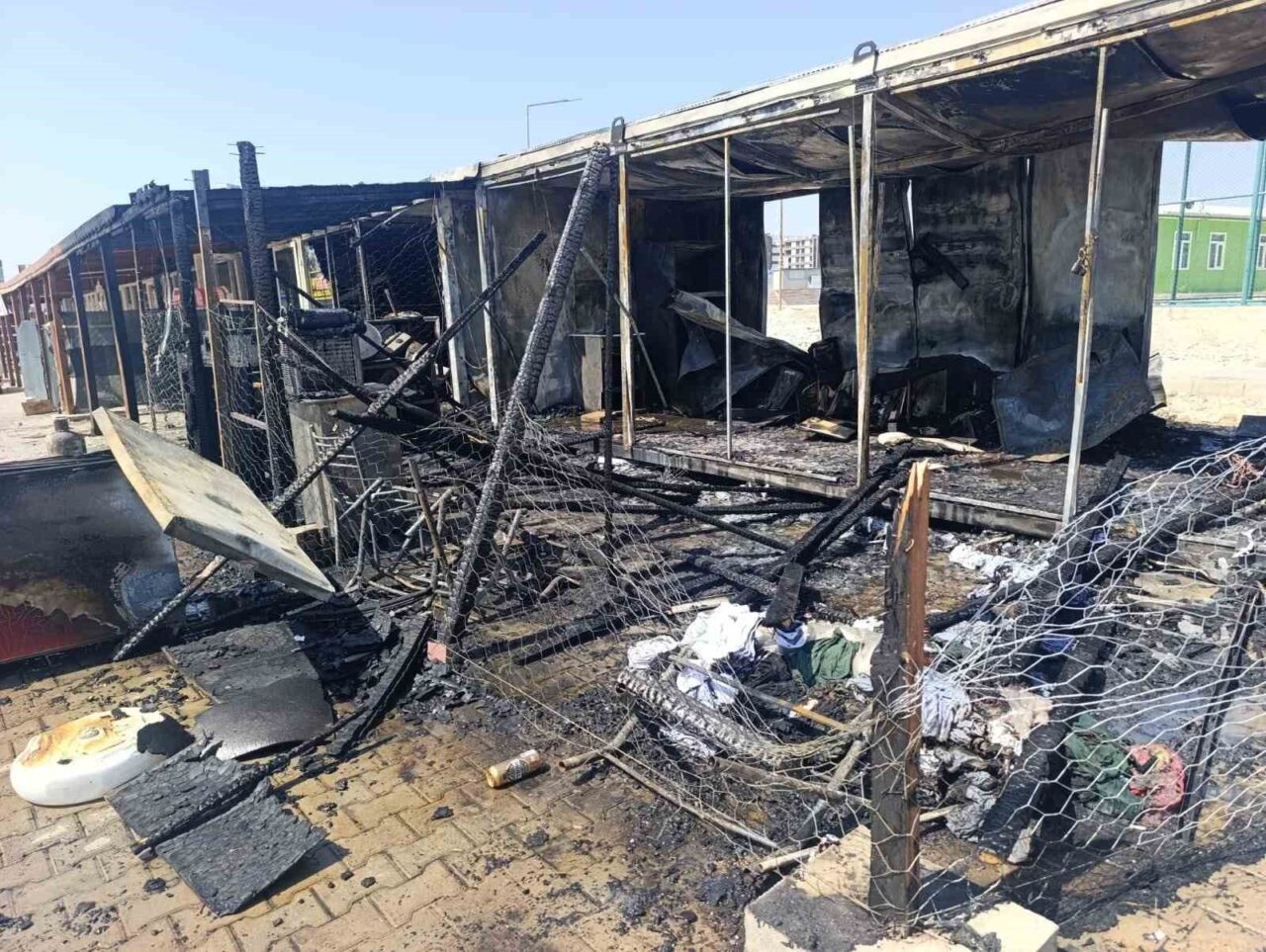 Adıyaman’da, meydana gelen iş yeri yangınında iki iş yeri alevlere