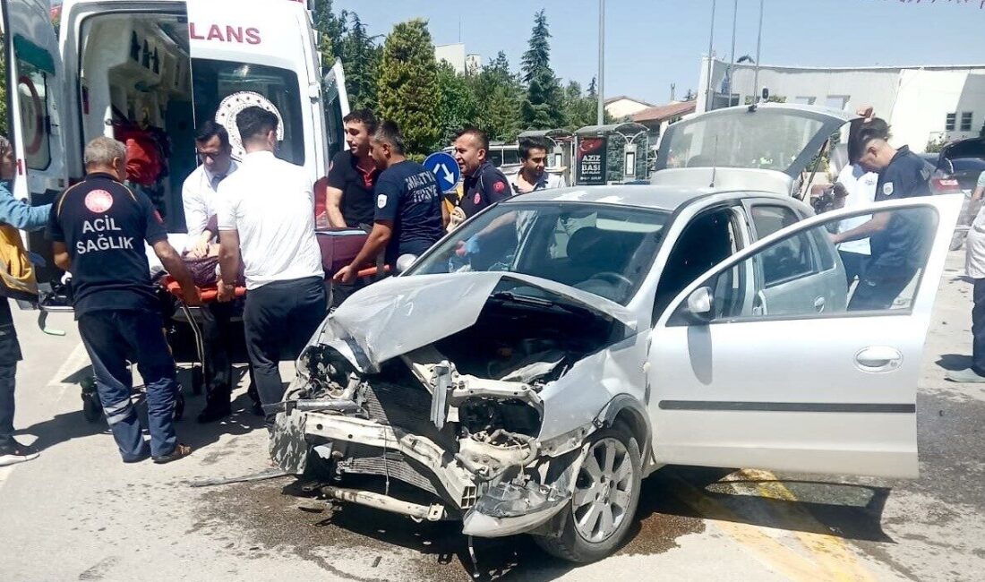 Malatya’nın Yeşilyurt ilçesinde iki otomobilin çarpıştığı kazada 4 kişi yaralandı.