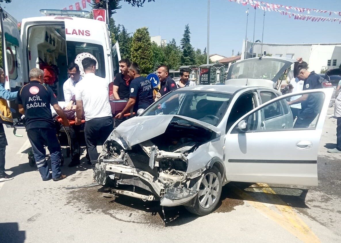 Malatya’nın Yeşilyurt ilçesinde iki otomobilin çarpıştığı kazada 4 kişi yaralandı.