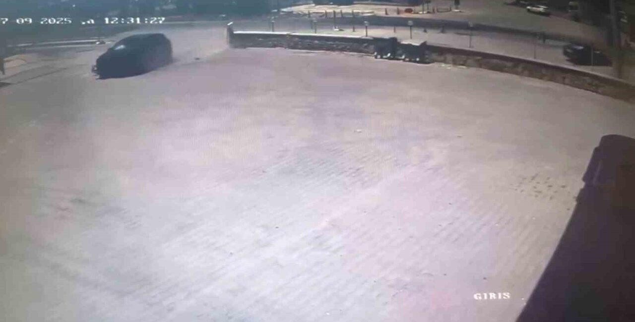 Karabük’ün Eskipazar ilçesinde iki otomobilin çarpıştığı maddi hasarlıı trafik kazası