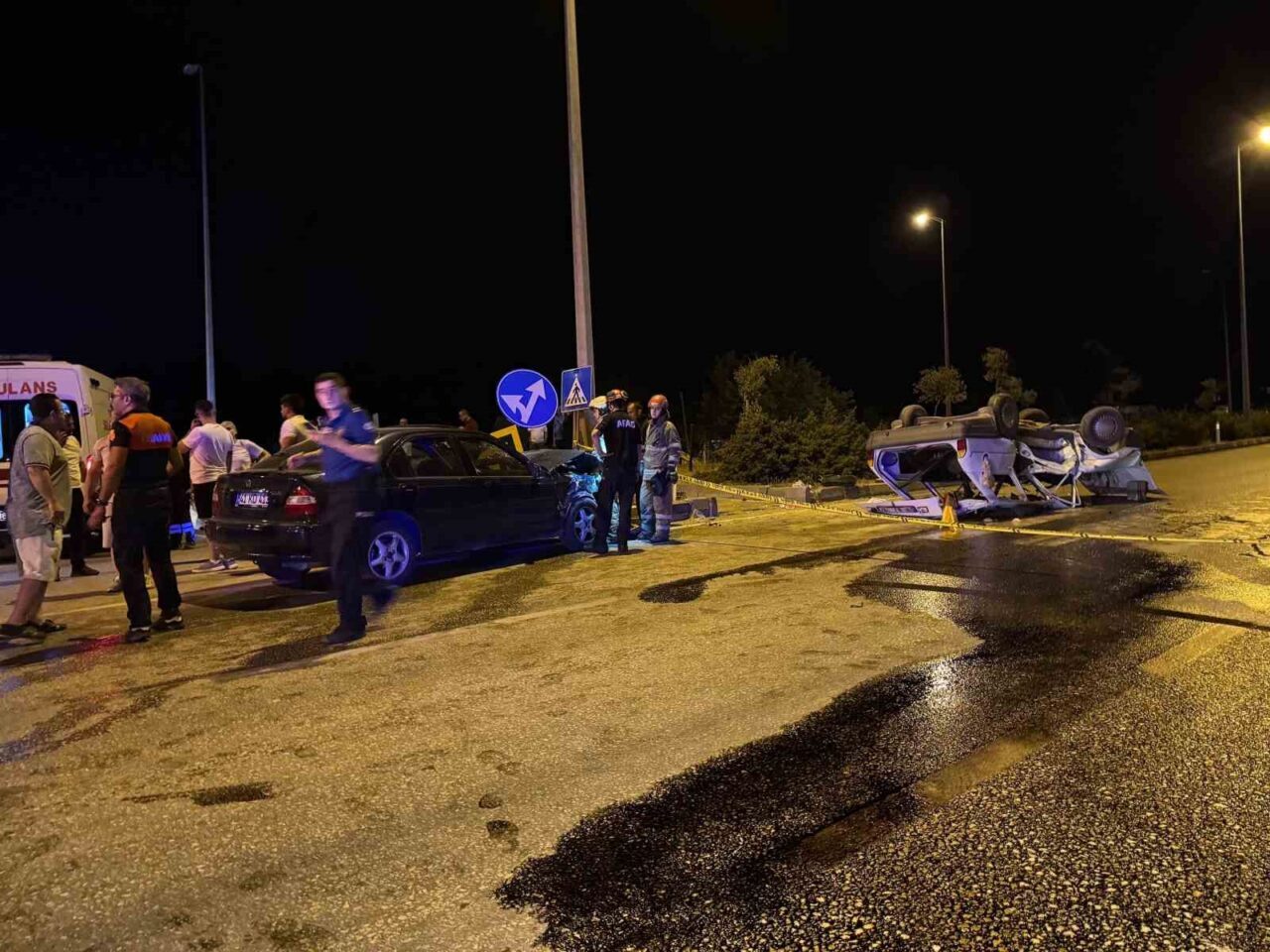 Karabük’ün Safranbolu ilçesinde iki otomobilin çarpışması sonucu 2’si ağır olmak