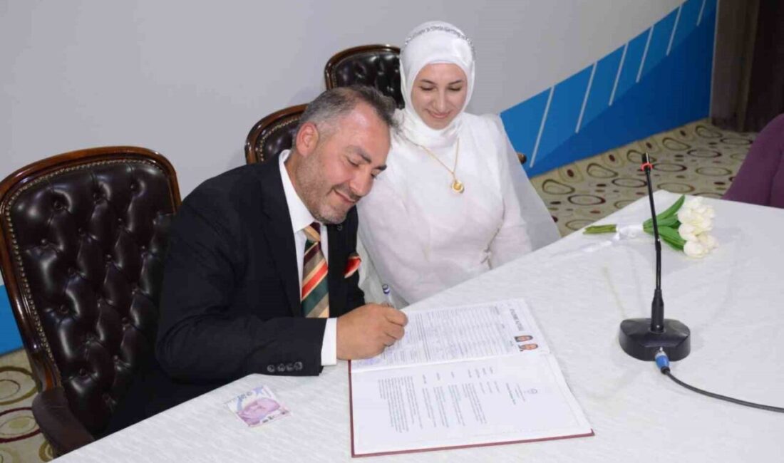 Afyonkarahisar İl Müftüsü Lütfü İmamoğlu, İl Müftülüğü personellerinden Mustafa Ayaz