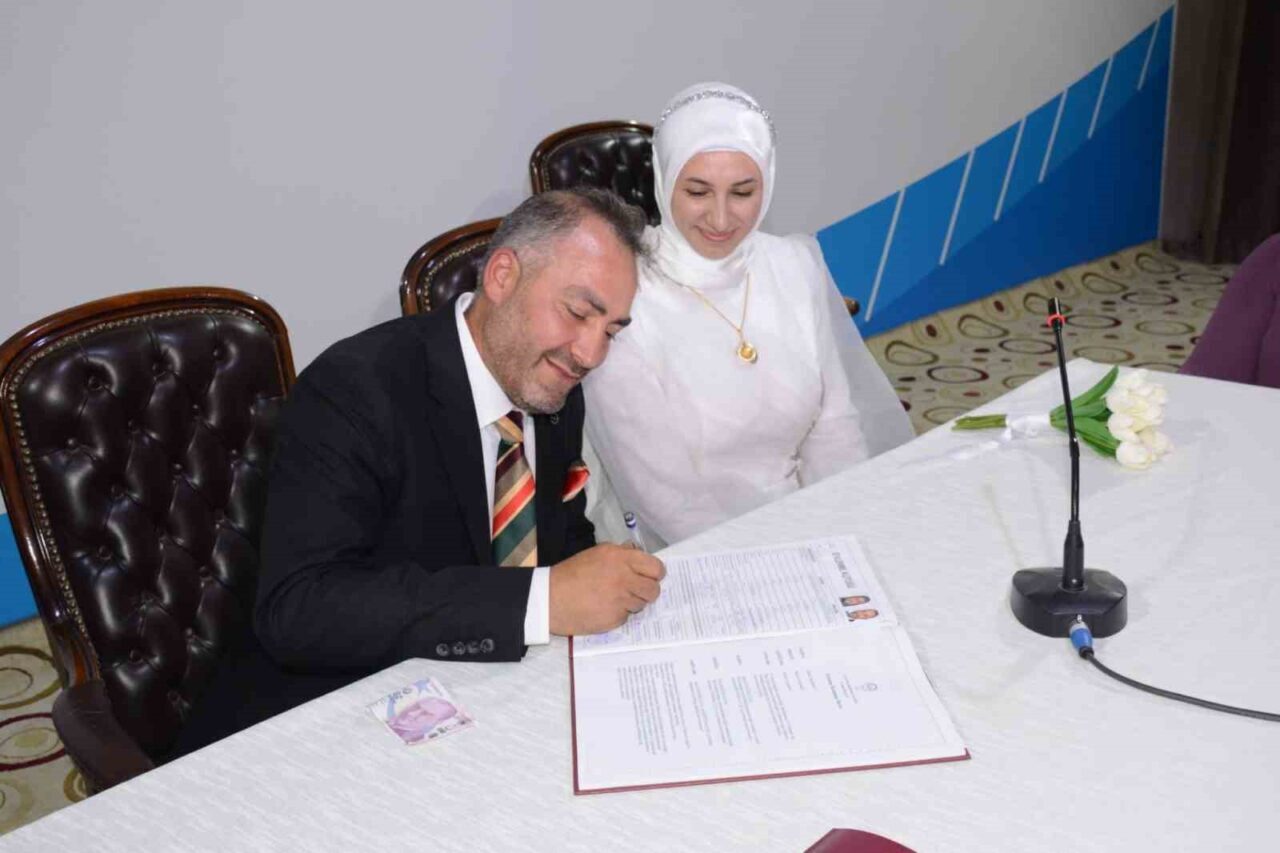 Afyonkarahisar İl Müftüsü Lütfü İmamoğlu, İl Müftülüğü personellerinden Mustafa Ayaz