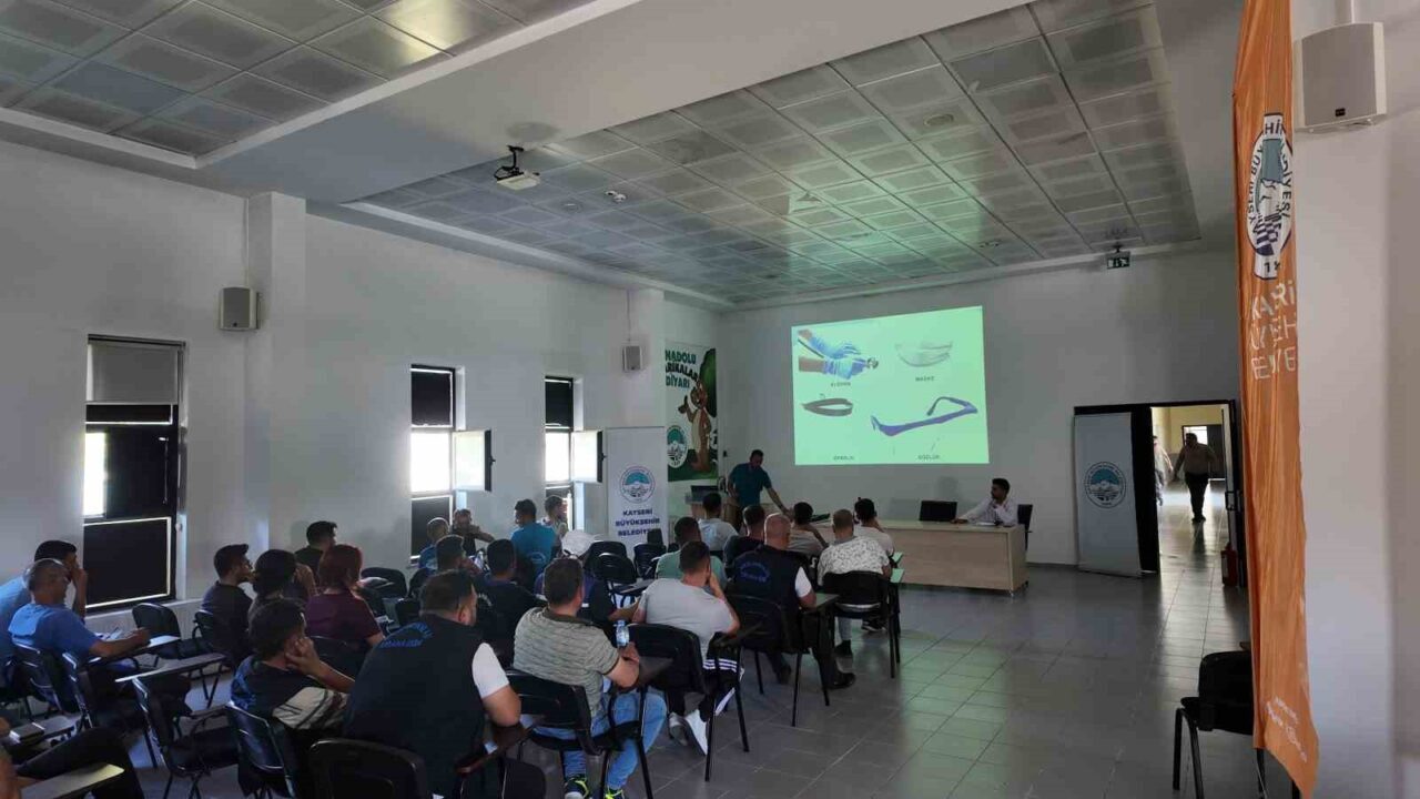 Kayseri Büyükşehir Belediyesi tarafından ilçe belediye personeline yönelik sokak hayvanlarını