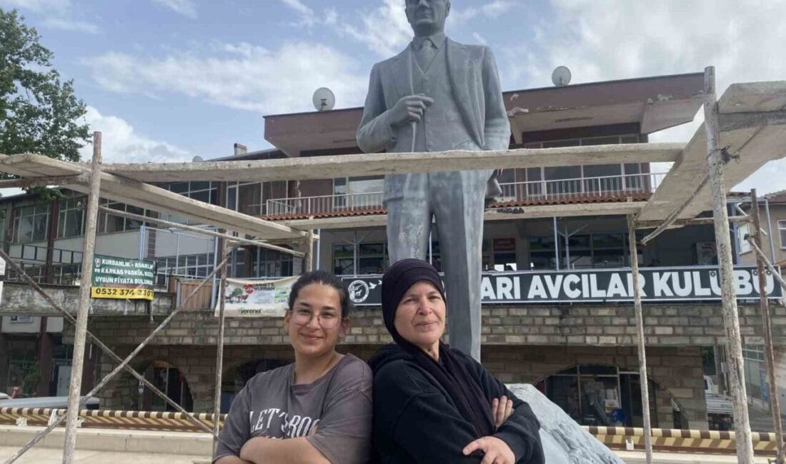 Bilecik’te boyası dökülmüş ve yıpranmış Atatürk heykelini gönüllü olarak onarak