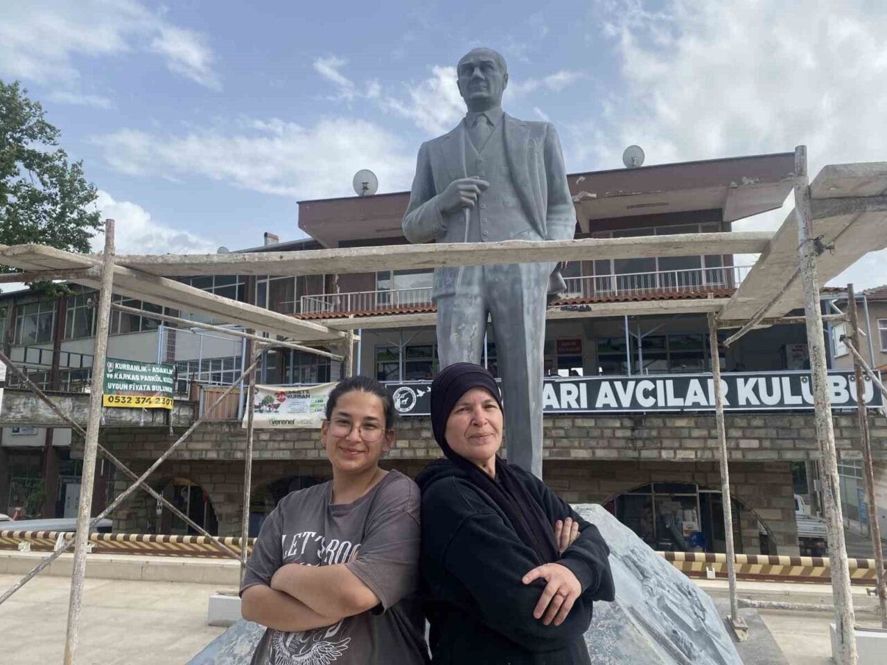 Bilecik’te boyası dökülmüş ve yıpranmış Atatürk heykelini gönüllü olarak onarak