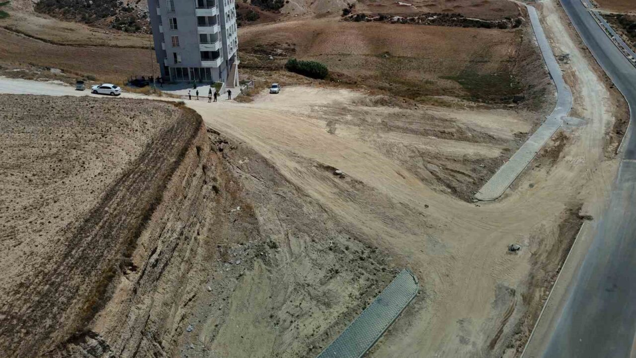 Adana’nın yeni yerleşim yerlerinden olan Sarıçam ilçesinde konutlar hızla yükselirken,