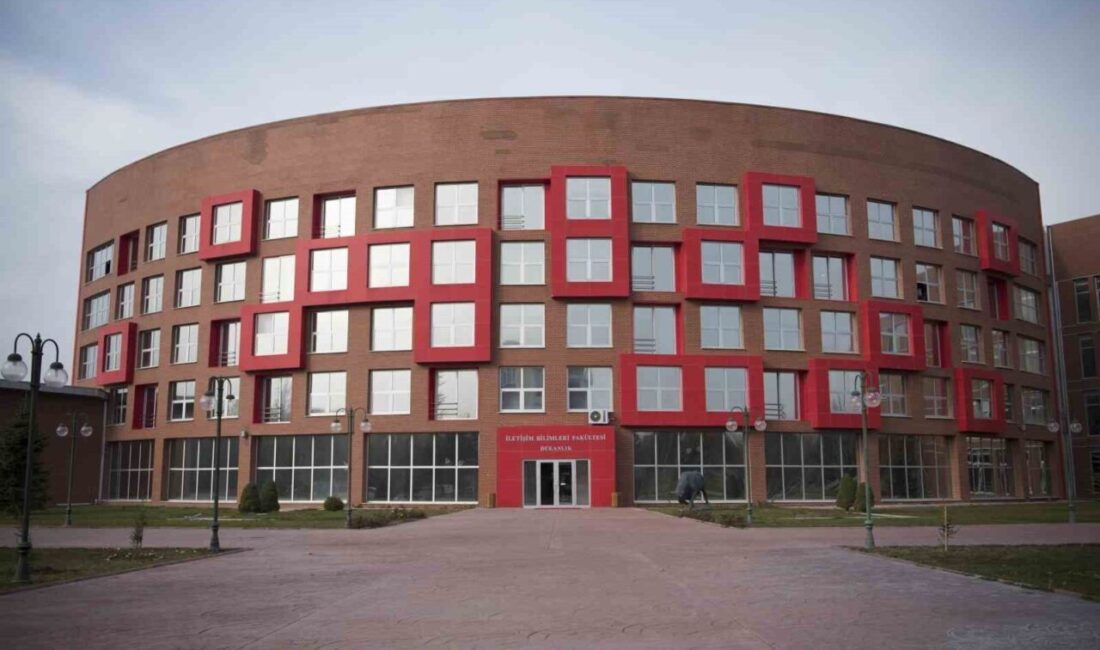 Eskişehir’de bulunan Anadolu Üniversitesi İletişim Bilimleri Fakültesi, zengin ders içerikleriyle