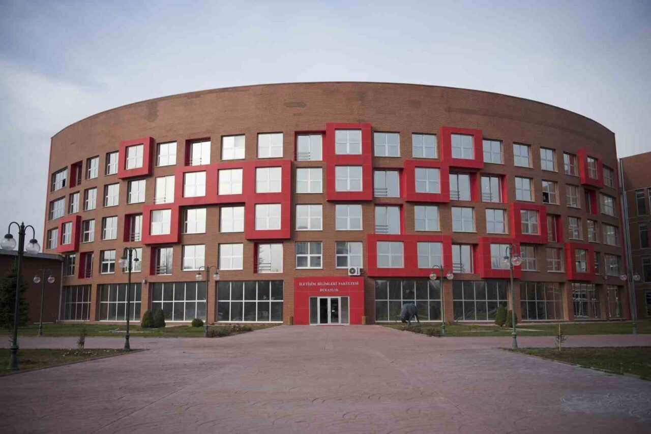 Eskişehir’de bulunan Anadolu Üniversitesi İletişim Bilimleri Fakültesi, zengin ders içerikleriyle
