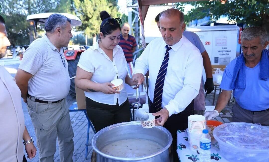 Aydın’ın İncirliova ilçesinde belediyenin katkılarıyla Akçeşme Mahallesi’nde aşure hayrı düzenlendi.