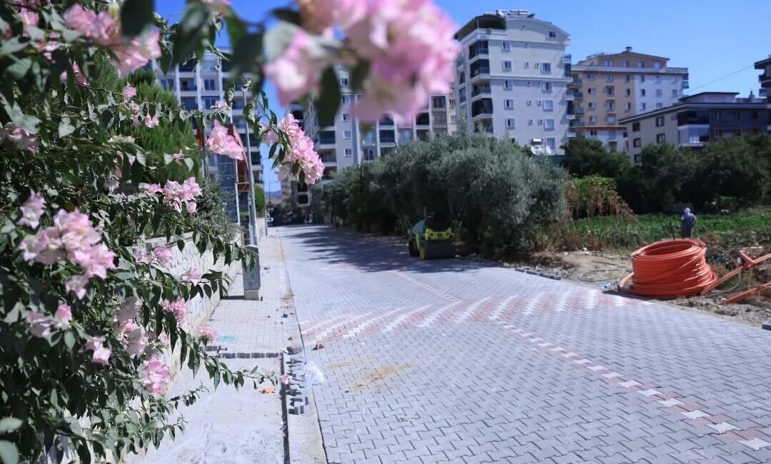 İncirliova Belediyesi ekipleri yol yapım ve parke taşı yenileme çalışmalarını