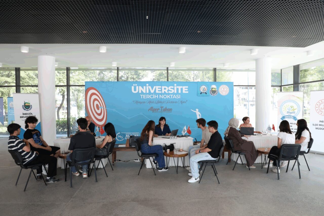 İnegöl Belediyesi’nin Ücretsiz Üniversite Tercih Danışmanlığı Noktasını ziyaret eden Belediye