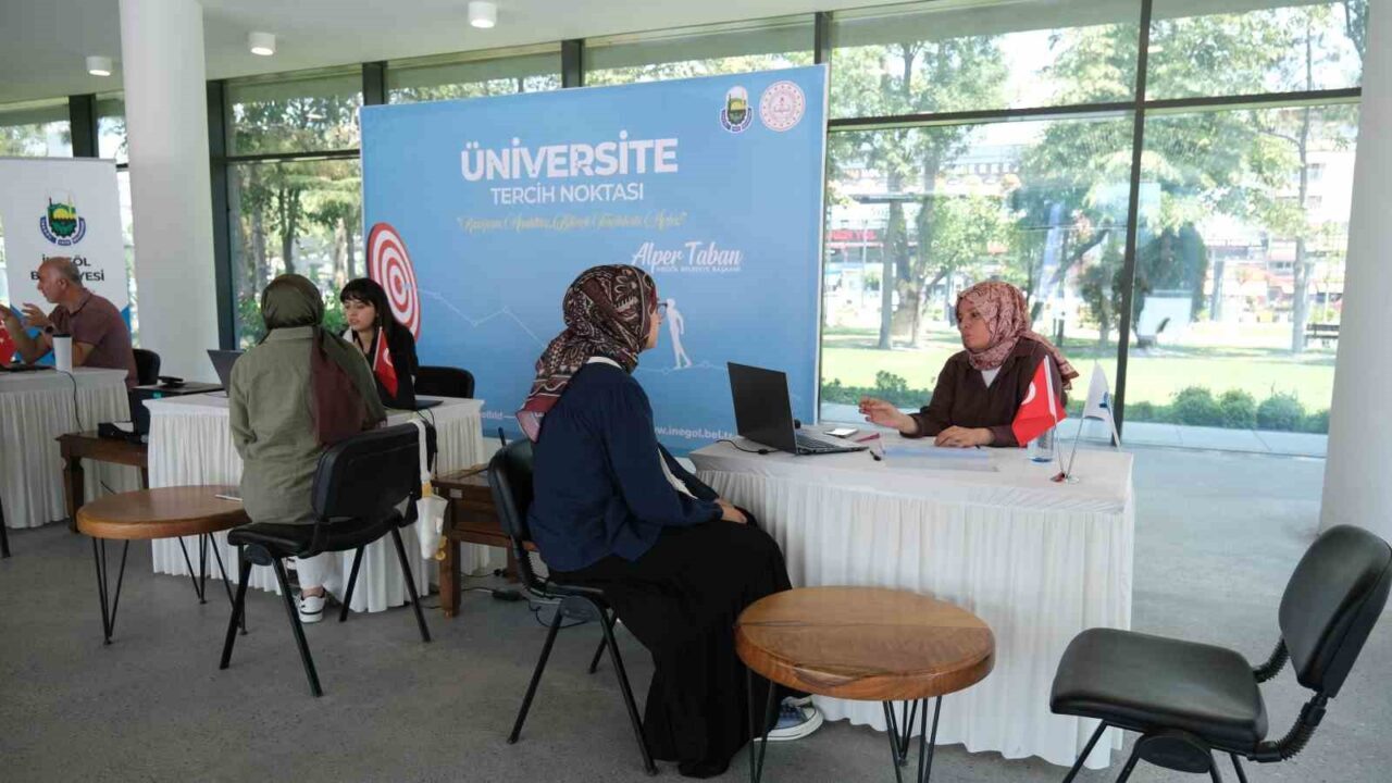 İnegöl Belediyesi, üniversite tercihleri sırasında gençlere yardımcı olabilmek adına alanında