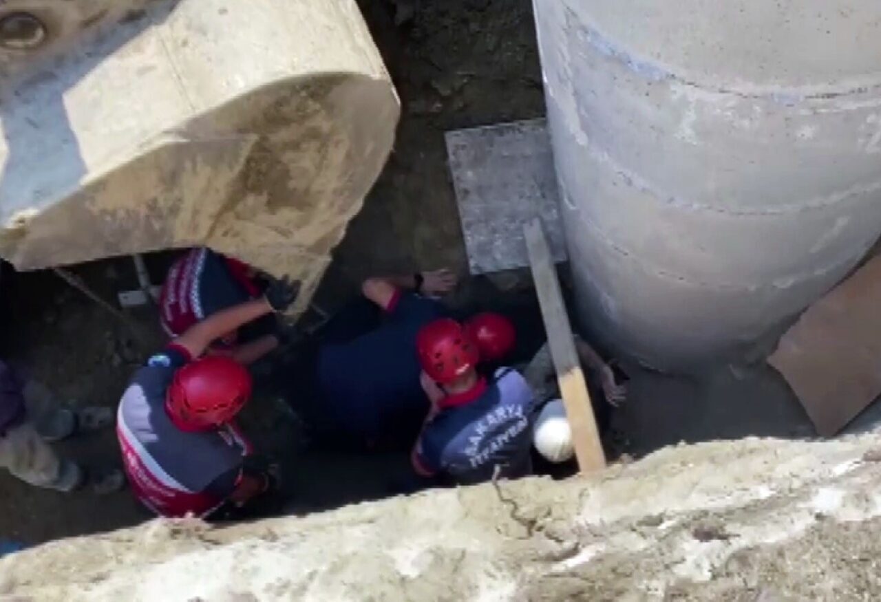 Sakarya’nın Arifiye ilçesinde inşaatı süren TOKİ konutlarında kanalizasyon çalışması sırasında