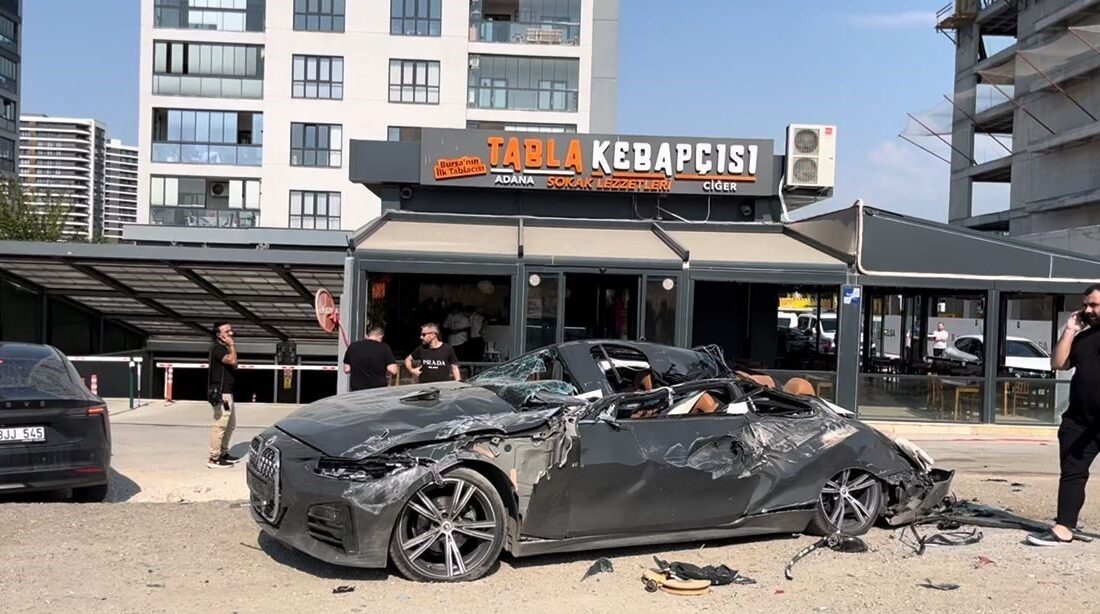 Bursa’da bir inşaat sahasında şantiye alanındaki yüksek tonajlı vinç, yola